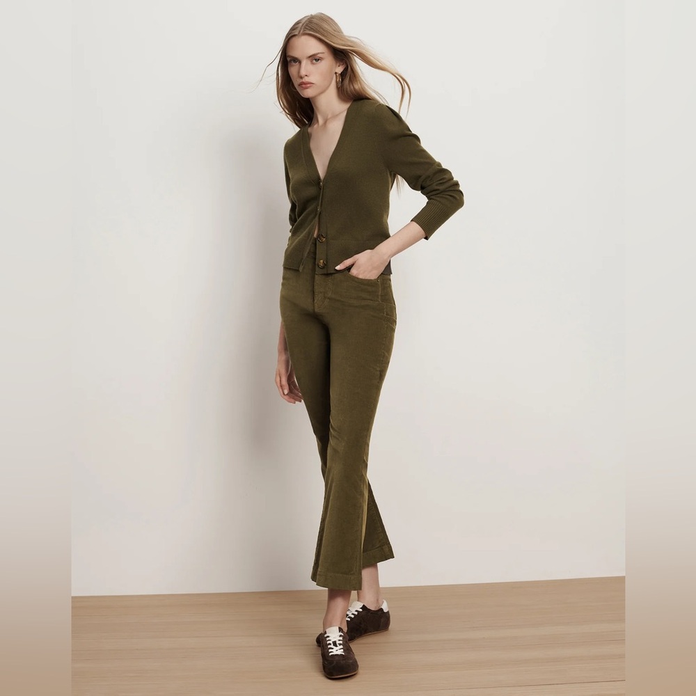 Veronica Beard Carson Corduroy Kick-Flare Pant
Green Stretch-Cotton Cropped Pant